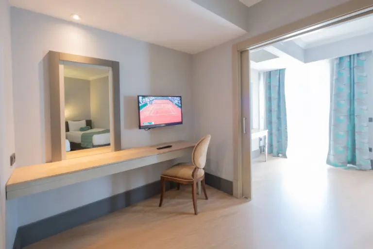 Aile Odası - Havuz Manzara