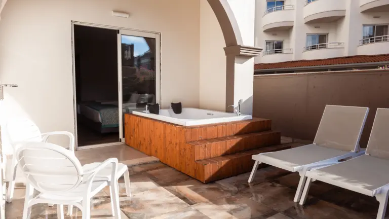 Deluxe Jakuzili Oda - Havuz Manzara