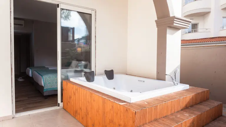 Deluxe Jakuzili Oda - Havuz Manzara