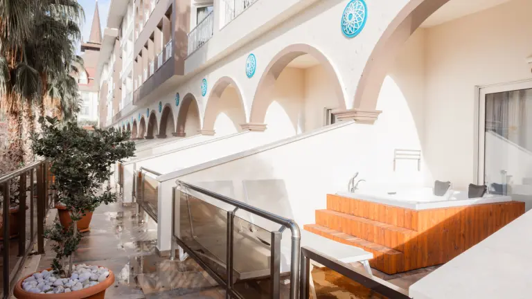 Deluxe Jakuzili Oda - Havuz Manzara