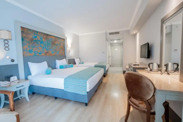 Deluxe-Jacuzzi-Zimmer mit Poolblick